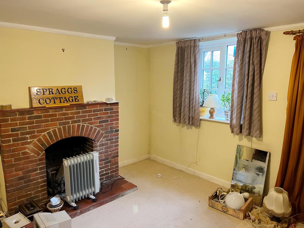 Lot: 81 - TWO-BEDROOM COTTAGE IN NEED OF IMPROVEMENT - Living of Spraggs Cottage a Two bedroom cottage in need of improvement